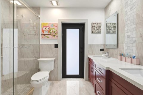 Casa en venta en Miami, Florida, 6 dormitorios, 324.14 m2 № 2050109 - foto 20