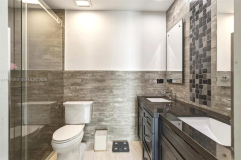 Casa en venta en Miami, Florida, 6 dormitorios, 324.14 m2 № 2050109 - foto 15