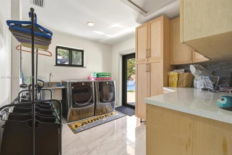 Casa en venta en Miami, Florida, 6 dormitorios, 324.14 m2 № 2050109 - foto 21