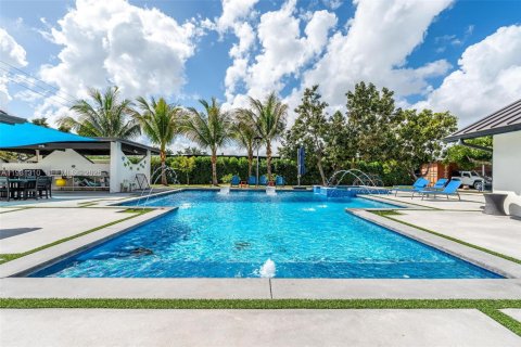 Casa en venta en Miami, Florida, 6 dormitorios, 324.14 m2 № 2050109 - foto 2
