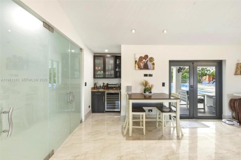 Casa en venta en Miami, Florida, 6 dormitorios, 324.14 m2 № 2050109 - foto 13