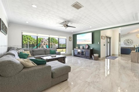 Casa en venta en Miami, Florida, 6 dormitorios, 324.14 m2 № 2050109 - foto 5