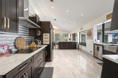 Casa en venta en Miami, Florida, 6 dormitorios, 324.14 m2 № 2050109 - foto 6