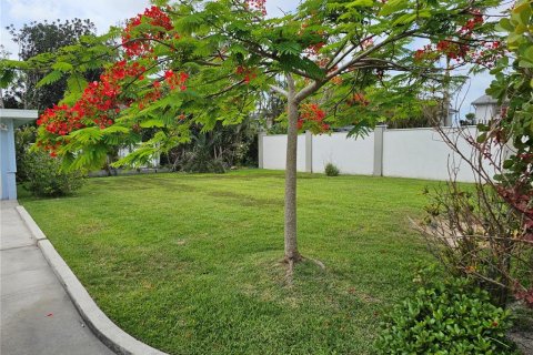 House in Sarasota, Florida 2 bedrooms, 85.1 sq.m. № 1665782 - photo 12