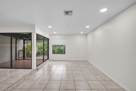 Villa ou maison à louer à Miami, Floride: 3 chambres, 123.28 m2 № 1998078 - photo 12