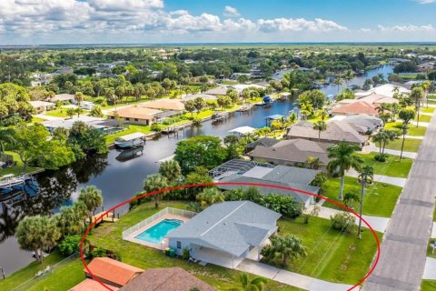 House in Port Charlotte, Florida 2 bedrooms, 86.49 sq.m. № 2391460