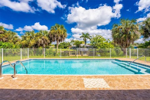 House in Port Charlotte, Florida 2 bedrooms, 86.49 sq.m. № 2391460 - photo 3
