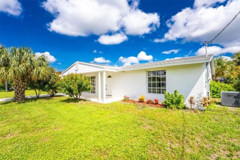 House in Port Charlotte, Florida 2 bedrooms, 86.49 sq.m. № 2391460 - photo 7