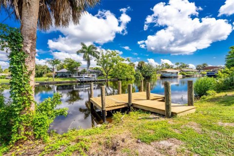 House in Port Charlotte, Florida 2 bedrooms, 86.49 sq.m. № 2391460 - photo 2