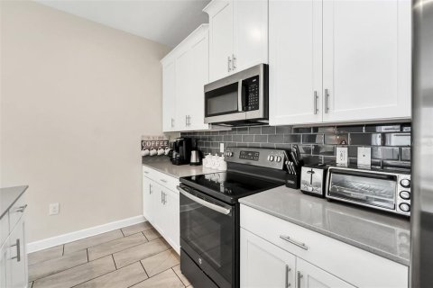 Townhouse in Davenport, Florida 4 bedrooms, 176.7 sq.m. № 2104575 - photo 11