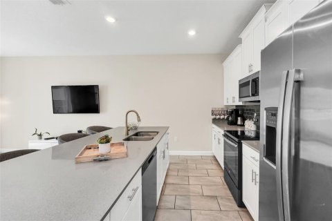 Townhouse in Davenport, Florida 4 bedrooms, 176.7 sq.m. № 2104575 - photo 10
