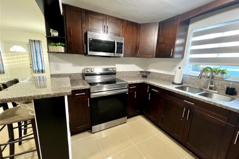 House in Miami Gardens, Florida 3 bedrooms, 117.61 sq.m. № 2072959 - photo 12