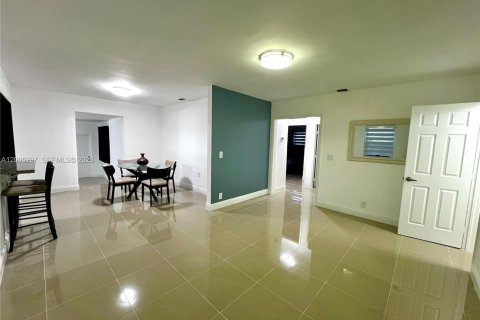 House in Miami Gardens, Florida 3 bedrooms, 117.61 sq.m. № 2072959 - photo 7