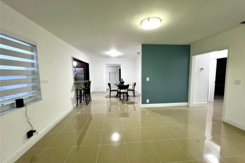 House in Miami Gardens, Florida 3 bedrooms, 117.61 sq.m. № 2072959 - photo 5
