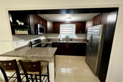 House in Miami Gardens, Florida 3 bedrooms, 117.61 sq.m. № 2072959 - photo 11