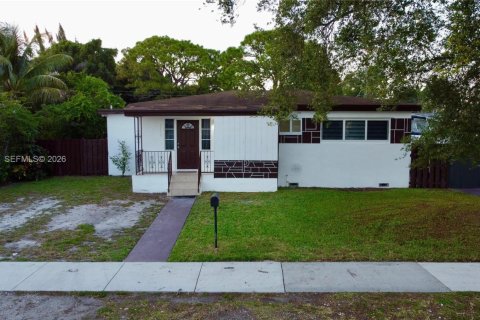 House in Miami Gardens, Florida 3 bedrooms, 117.61 sq.m. № 2072959 - photo 2
