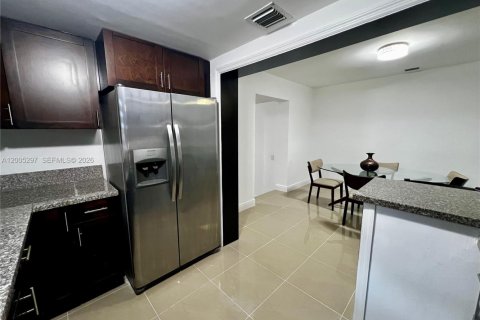 House in Miami Gardens, Florida 3 bedrooms, 117.61 sq.m. № 2072959 - photo 13