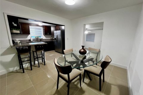 House in Miami Gardens, Florida 3 bedrooms, 117.61 sq.m. № 2072959 - photo 9