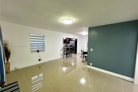House in Miami Gardens, Florida 3 bedrooms, 117.61 sq.m. № 2072959 - photo 6