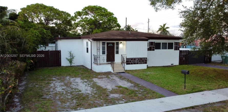 House in Miami Gardens, Florida 3 bedrooms, 117.61 sq.m. № 2072959