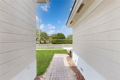 House in Homestead, Florida 4 bedrooms, 249.81 sq.m. № 1704431 - photo 4