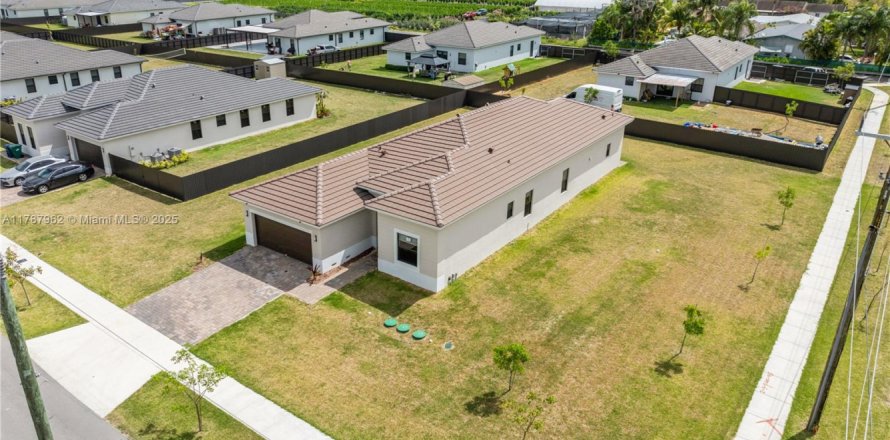 House in Homestead, Florida 4 bedrooms, 249.81 sq.m. № 1704431
