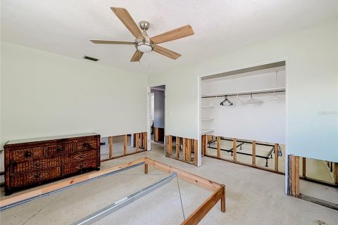 House in Saint Petersburg, Florida 4 bedrooms, 156.08 sq.m. № 2216814 - photo 17