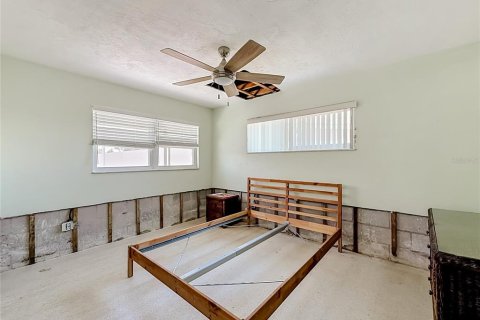 House in Saint Petersburg, Florida 4 bedrooms, 156.08 sq.m. № 2216814 - photo 15