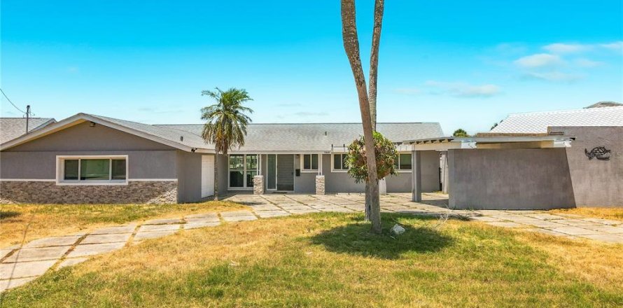 House in Saint Petersburg, Florida 4 bedrooms, 156.08 sq.m. № 2216814