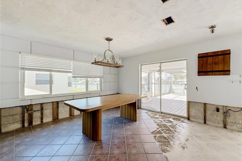 House in Saint Petersburg, Florida 4 bedrooms, 156.08 sq.m. № 2216814 - photo 8