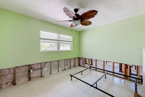House in Saint Petersburg, Florida 4 bedrooms, 156.08 sq.m. № 2216814 - photo 12