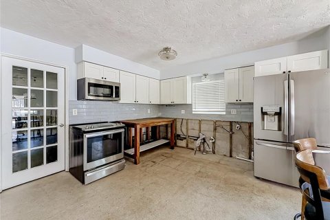 House in Saint Petersburg, Florida 4 bedrooms, 156.08 sq.m. № 2216814 - photo 24