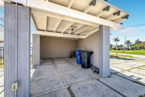 House in Saint Petersburg, Florida 4 bedrooms, 156.08 sq.m. № 2216814 - photo 5