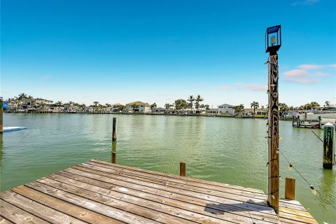 House in Saint Petersburg, Florida 4 bedrooms, 156.08 sq.m. № 2216814 - photo 2