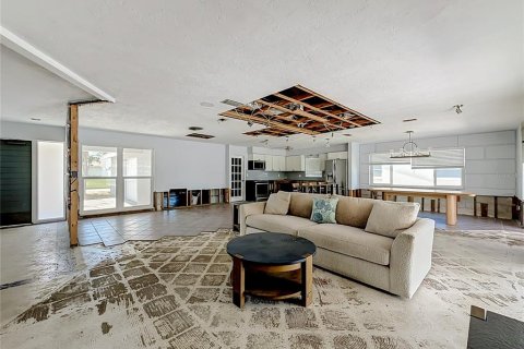 House in Saint Petersburg, Florida 4 bedrooms, 156.08 sq.m. № 2216814 - photo 10