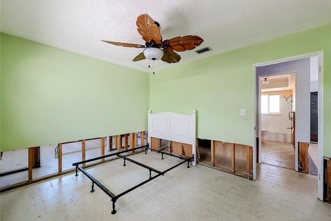 House in Saint Petersburg, Florida 4 bedrooms, 156.08 sq.m. № 2216814 - photo 13