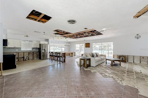 House in Saint Petersburg, Florida 4 bedrooms, 156.08 sq.m. № 2216814 - photo 6