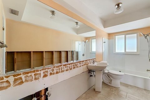 House in Saint Petersburg, Florida 4 bedrooms, 156.08 sq.m. № 2216814 - photo 18