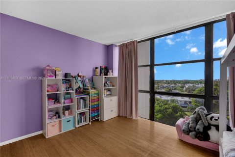 Condo in Hallandale Beach, Florida, 3 bedrooms № 2428222 - photo 12