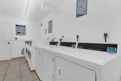 Condo in Hallandale Beach, Florida, 3 bedrooms № 2428222 - photo 24