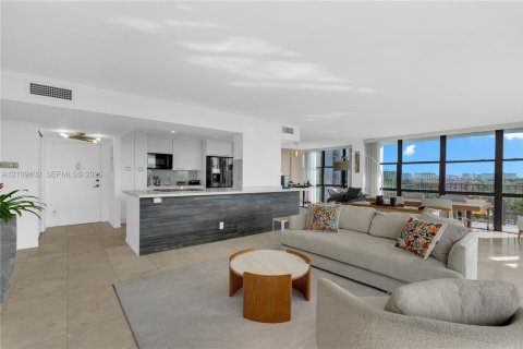 Condo in Hallandale Beach, Florida, 3 bedrooms № 2428222 - photo 6