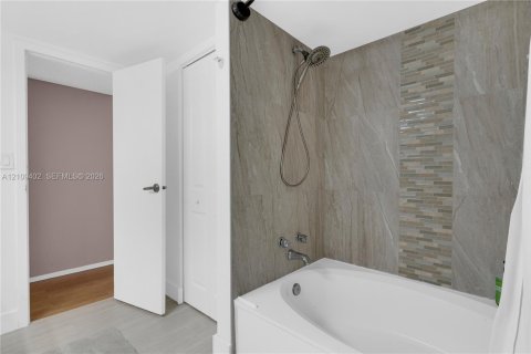 Condo in Hallandale Beach, Florida, 3 bedrooms № 2428222 - photo 16