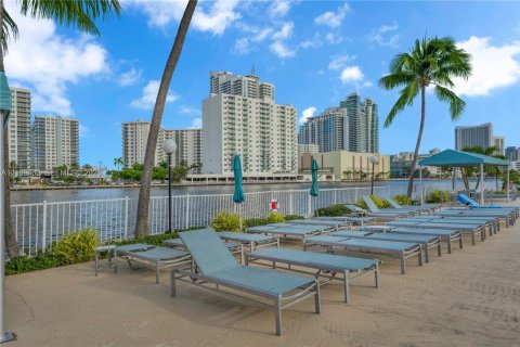 Condo in Hallandale Beach, Florida, 3 bedrooms № 2428222 - photo 21