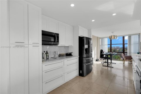 Condo in Hallandale Beach, Florida, 3 bedrooms № 2428222 - photo 10
