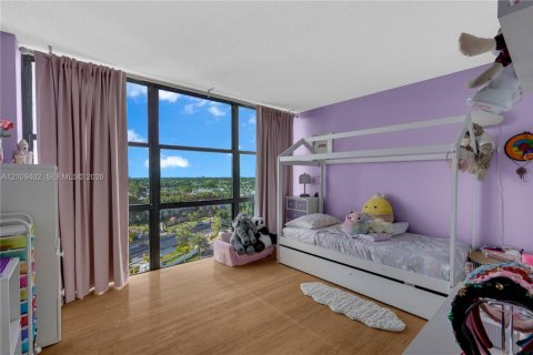 Condo in Hallandale Beach, Florida, 3 bedrooms № 2428222 - photo 13