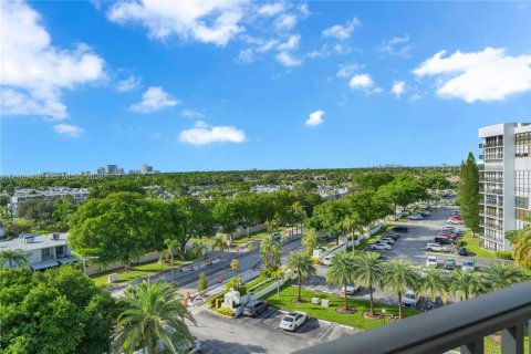 Condo in Hallandale Beach, Florida, 3 bedrooms № 2428222 - photo 19