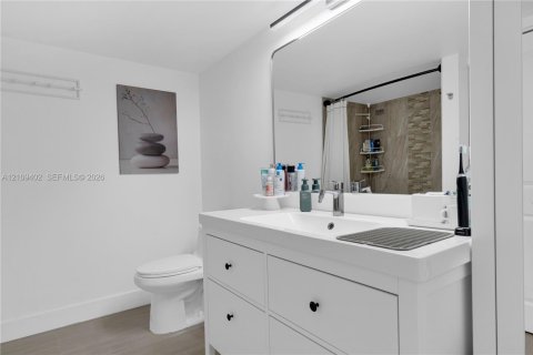 Condo in Hallandale Beach, Florida, 3 bedrooms № 2428222 - photo 15