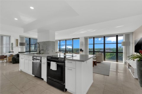 Condo in Hallandale Beach, Florida, 3 bedrooms № 2428222 - photo 2