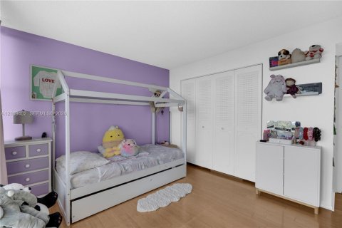 Condo in Hallandale Beach, Florida, 3 bedrooms № 2428222 - photo 11