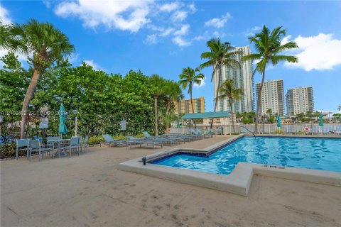 Condo in Hallandale Beach, Florida, 3 bedrooms № 2428222 - photo 22